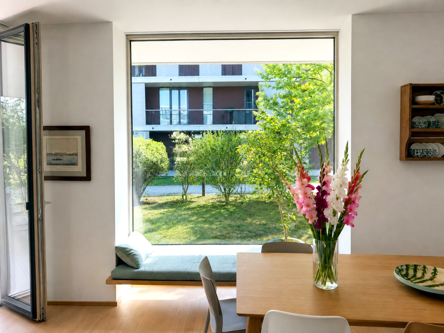 Essplatz mit Fensterbank und Blick in den Garten