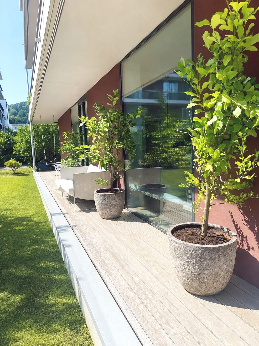 Blick von der Terrasse über den Garten Richtung Berge