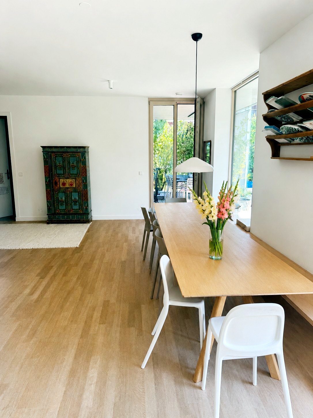 Wohnraum mit Bauernschrank und Zugang zur Terrasse