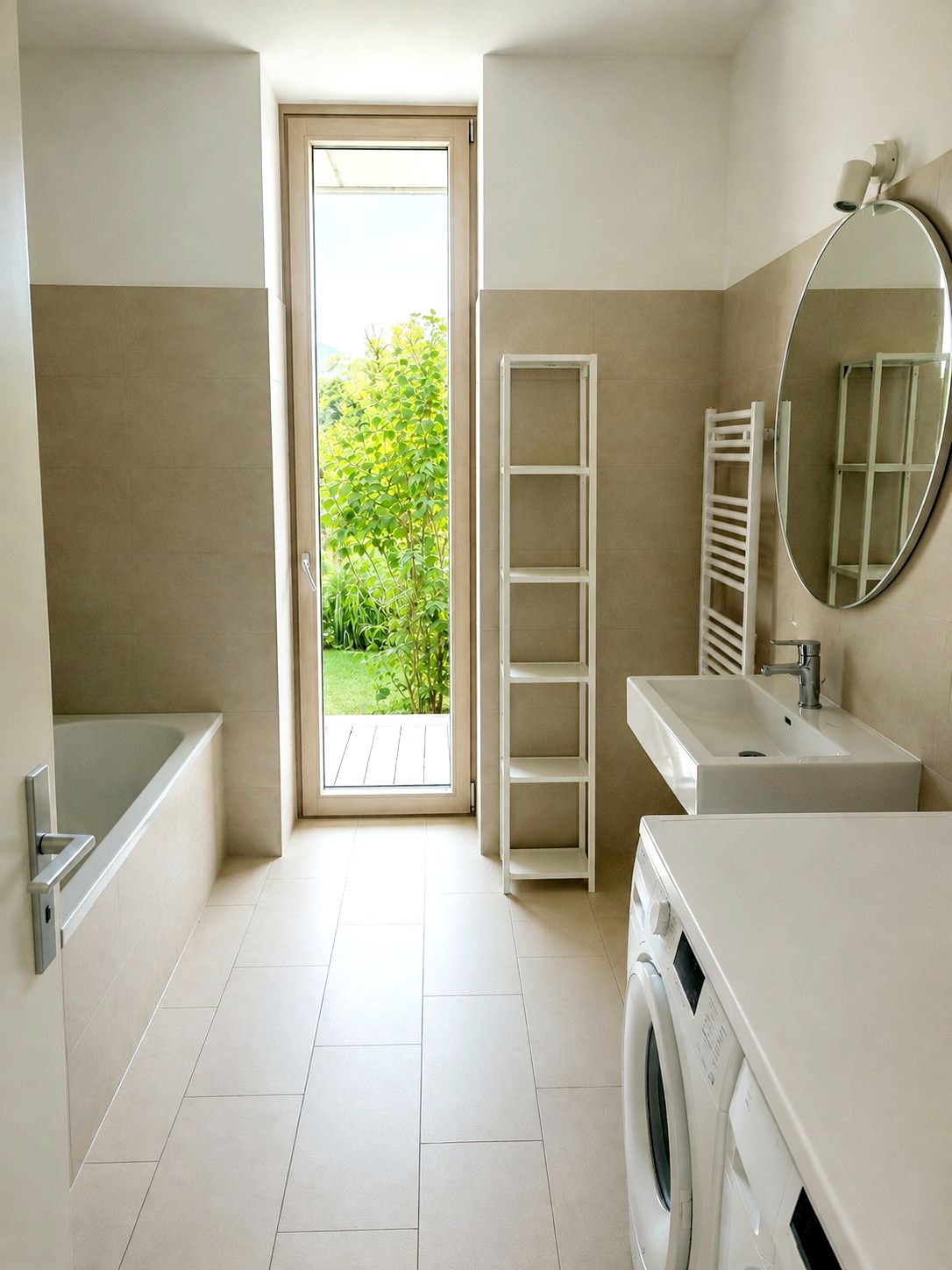 Badezimmer mit Wanne, Waschtisch und eigenem Gartenausgang