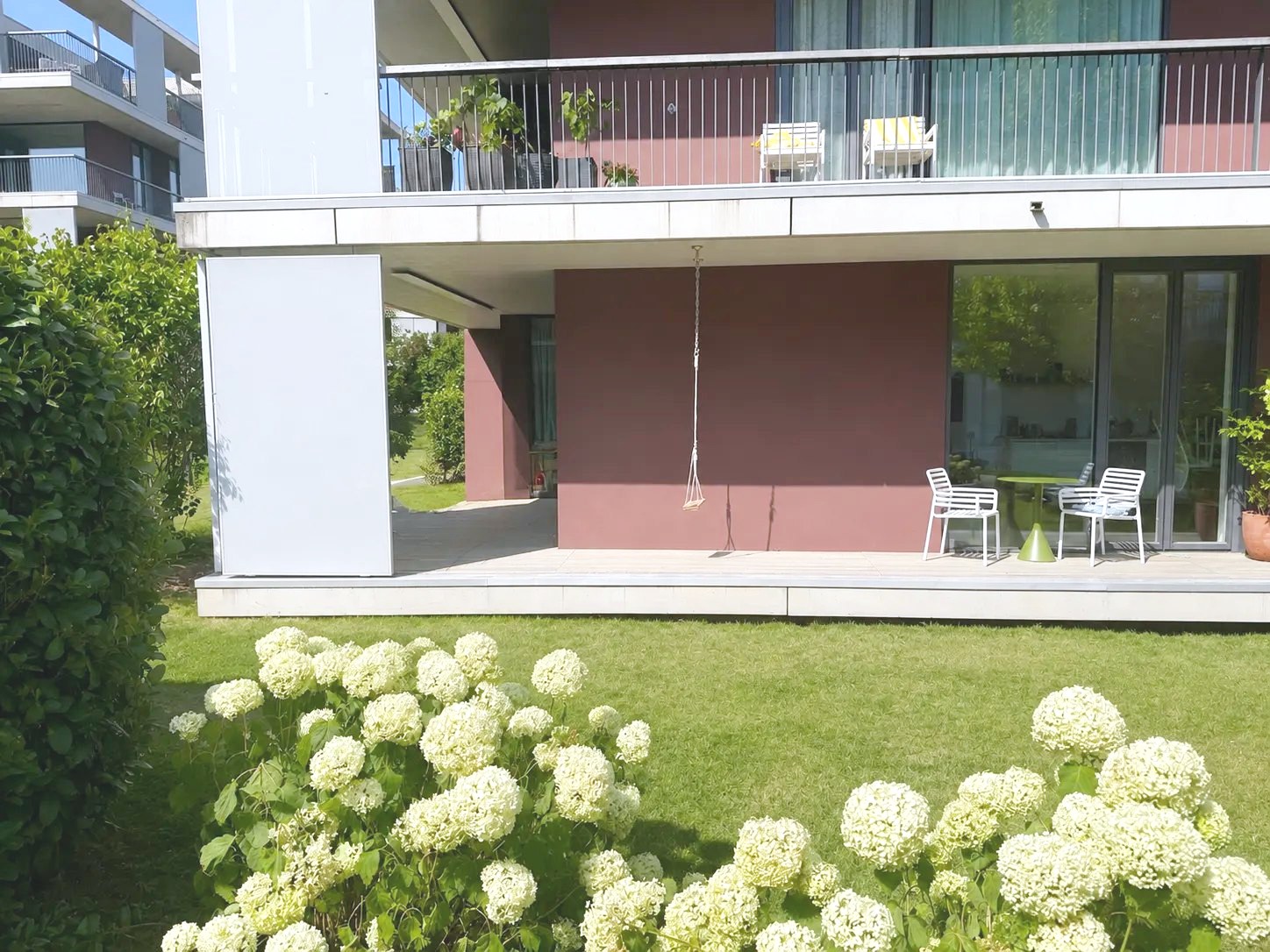 Überdachter Terrassenbereich mit Schaukel